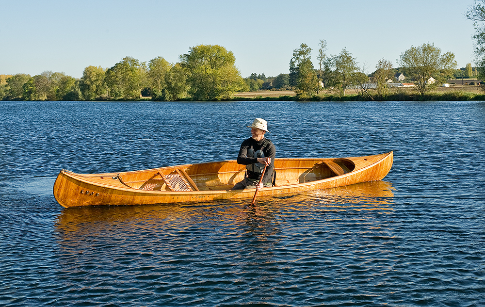 canoe en navigation sur rivière