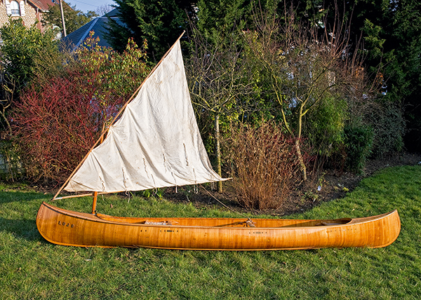 canoe à voile de profil