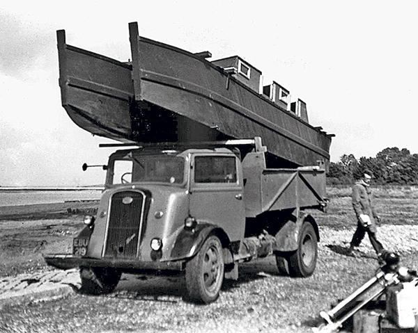 coque de bateau sur un camion