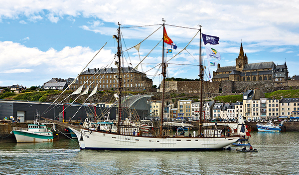 Bateau dans le port de Granville