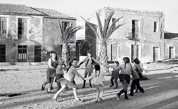 enfants jouant à la ronde