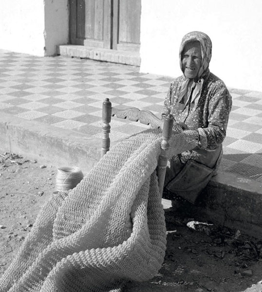 une femme fabrique un filet