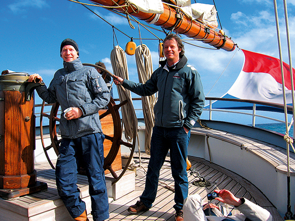 deux hommes à la barre d'un bateau