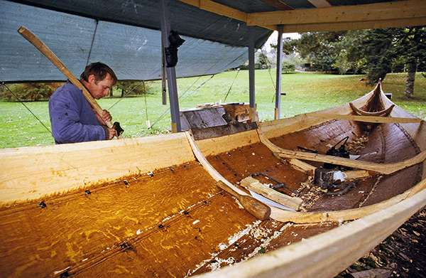 Construction bateau viking à la hache