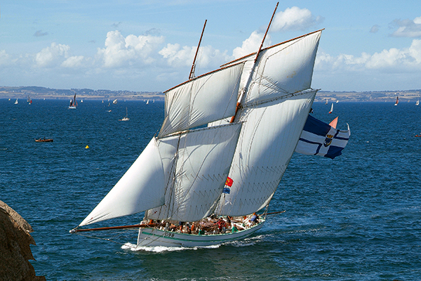 Bateau en bois sous voiles