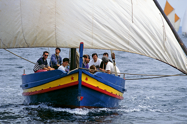 bateau à voile sous le vent