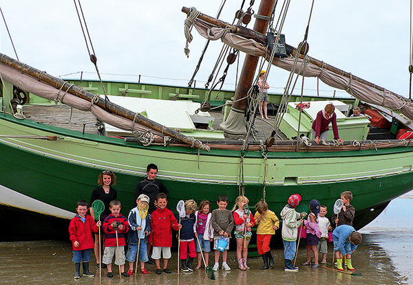 bateau en bois échoué et enfants