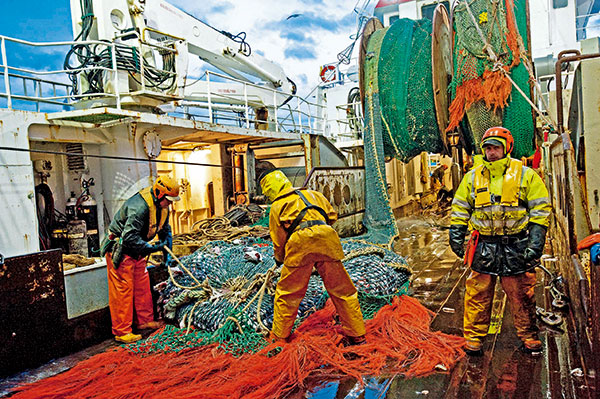 travail de 3 marins pecheurs sur le pont