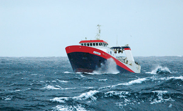 bateau chalutier dans la tempête