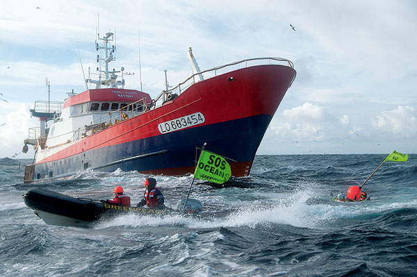 action greenpeace sur bateau de peche