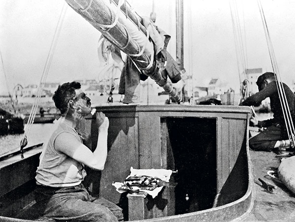 Homme se rasant à bord d'un bateau