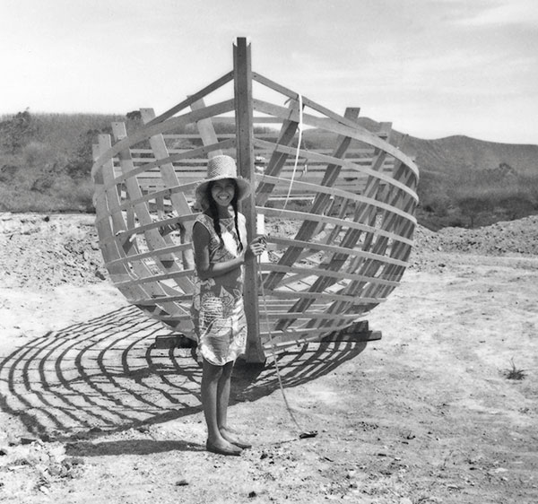 femme devant bateau en construction