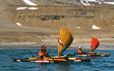 deux kayaks avec voiles