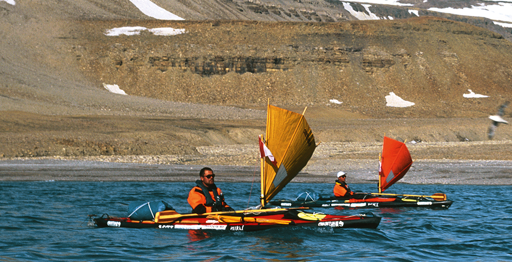 deux kayaks avec voiles