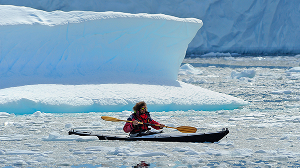kayakiste entre les glaces