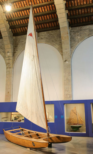 ancien catamaran en bois