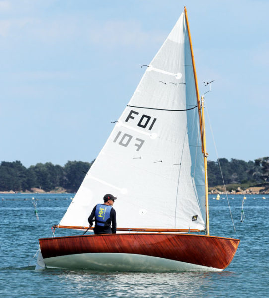 Navigation golfe du Morbihan, dériveur bois, Locmariaquer