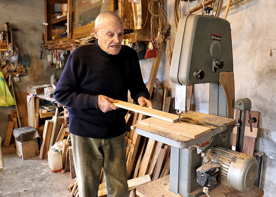 Menuisier Utilisant Une Scie à Ruban Pour Couper Un Morceau De Bois Créé  Avec Une Ia Générative