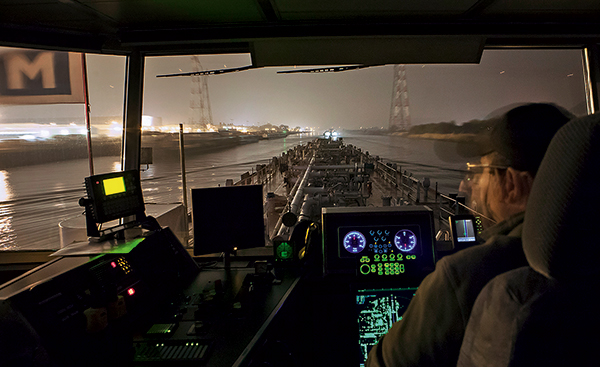 Vue intérieure d'une péniche navigation nocturne