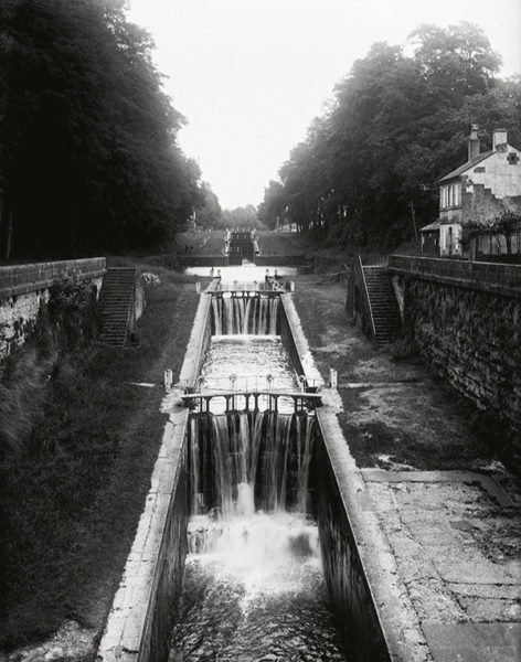 Echelles d'écluse en noir et blanc