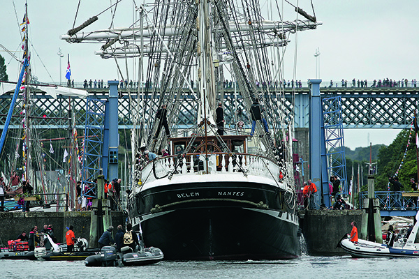 Le Belem entre dans le Port-Rhu