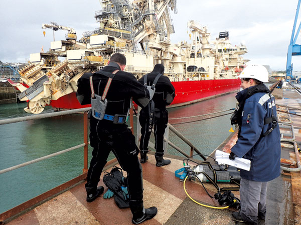 Forme de radoub, Mettre un cargo à sec, Réparations cargos