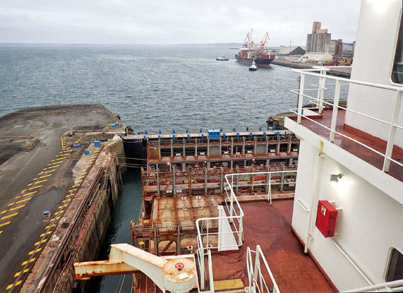 Forme de radoub, Mettre un cargo à sec, Réparations cargos