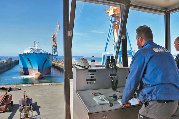 Forme de radoub, Mettre un cargo à sec, Réparations cargos