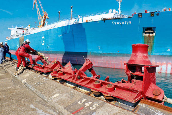 Forme de radoub, Mettre un cargo à sec, Réparations cargos