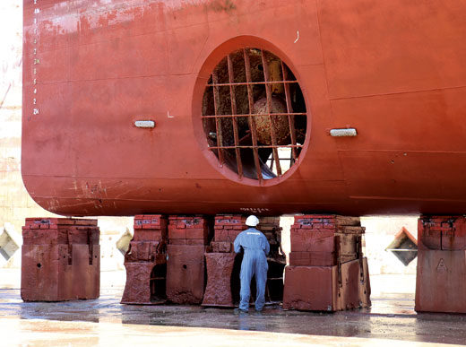 Forme de radoub, Mettre un cargo à sec, Réparations cargos
