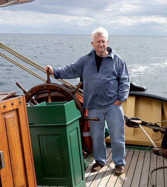 portrait d'Hervé Grall à la barre d'un bateau