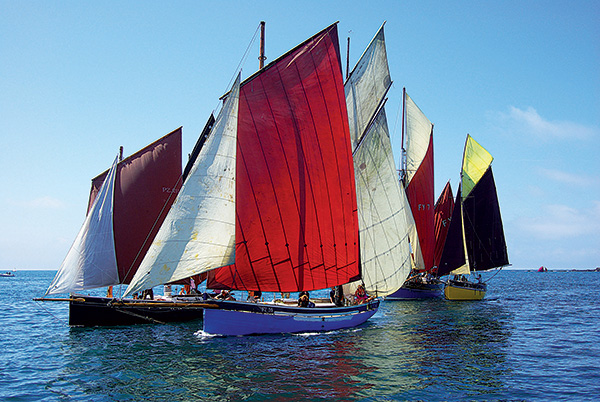 bateau à voile en parade