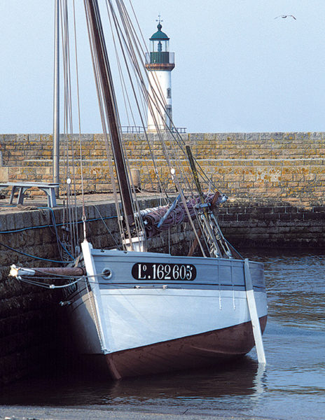 bateau traditionnel à quai