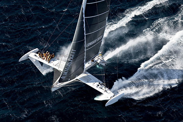 bateau hydroptère à pleine vitesse