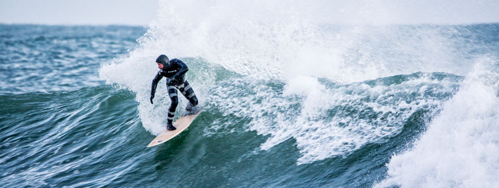 Un hiver sur la vague, trois surfeurs en Bretagne