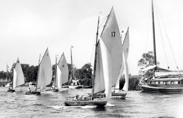 la flottille déboule sur une des rivières des Broads