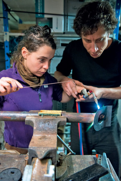 brasure au laiton d’une ferrure en cuivre qui fera office de dalot,