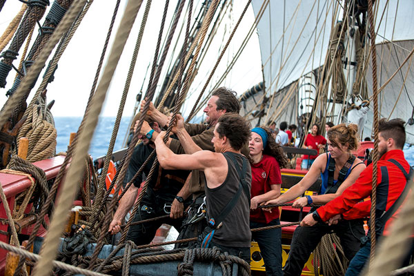  le forgeron  (au premier plan) participe à la première traversée de l’Atlantique à bord de L’Hermione en tant que gabier.