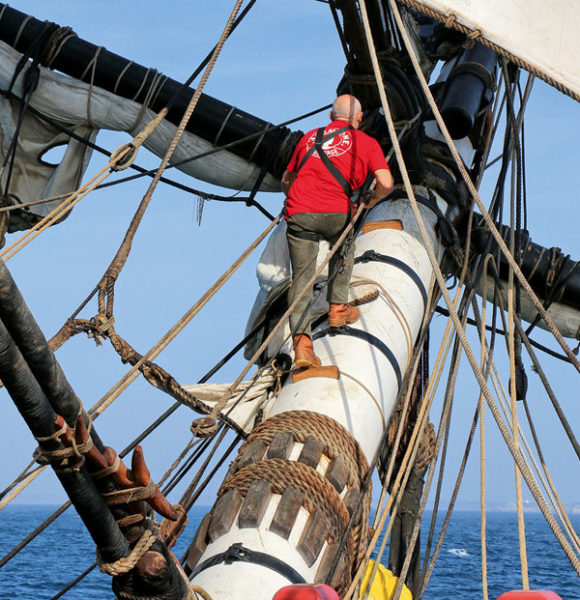 pour le cerclage des mâts de L’Hermione, les forgerons ont réalisé des demi-cercles maintenus autour des mâts par des clavettes.