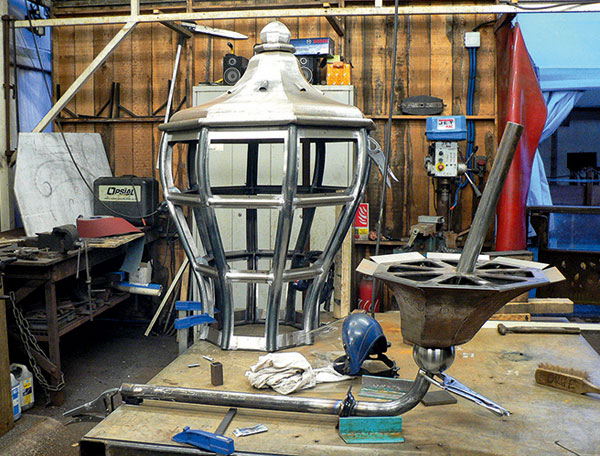 assemblage du corps principal ; il recevra ensuite les cives fabriquées par le maître verrier Olivier Juteau.