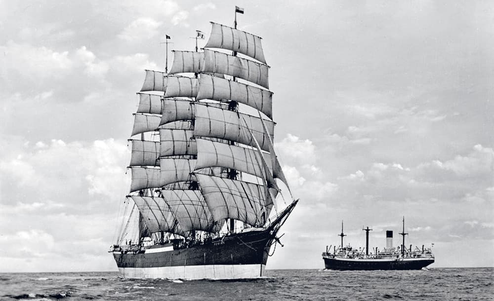 peking en mer a coté d'un autre bateau