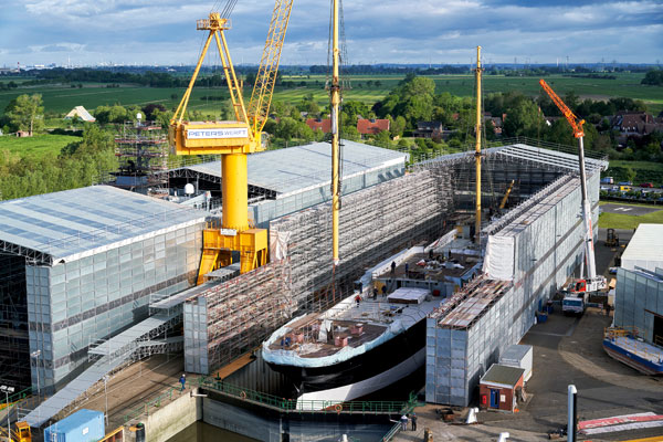 les ouvriers de Peters Werft ont dû s’y prendre à deux fois afin  de pouvoir hisser le grand-mât depuis le quai. 