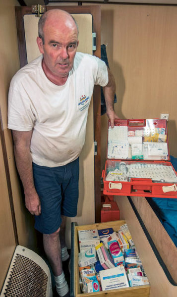 La pharmacie, contenue dans deux valises rouges et un tiroir, se trouve dans la cabine  du patron. 