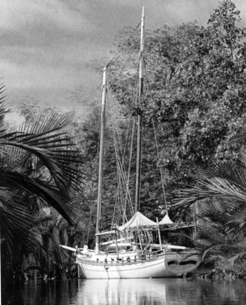 L’Artemis de Pytheas
au mouillage dans une rivière aux Philippines.