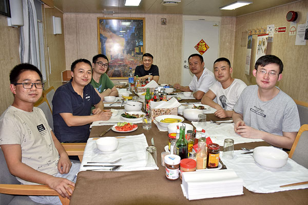une partie des officiers chinois du cma cgm Ural dans leur réfectoire.