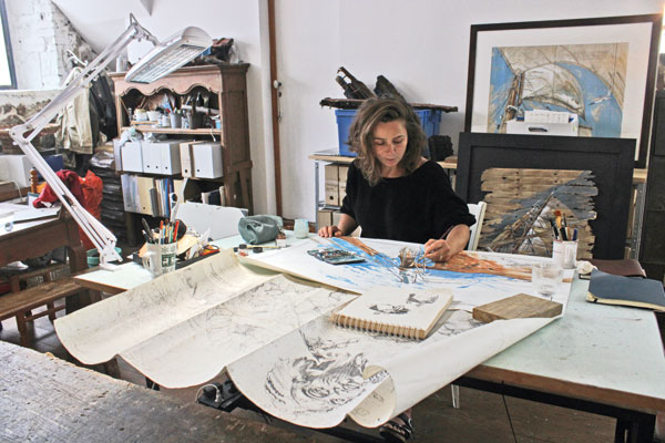 Quand elle dessine dans son atelier, aménagé dans une ancienne boucherie du quartier  Saint-Servan de Saint-Malo, Sophie Ladame s’efforce de retrouver l’« urgence » qu’elle ressent  à bord. Ici, elle achève une peinture du grand mât de Babar (ci-dessus) à partir de croquis faits lors du convoyage depuis Noirmoutier.