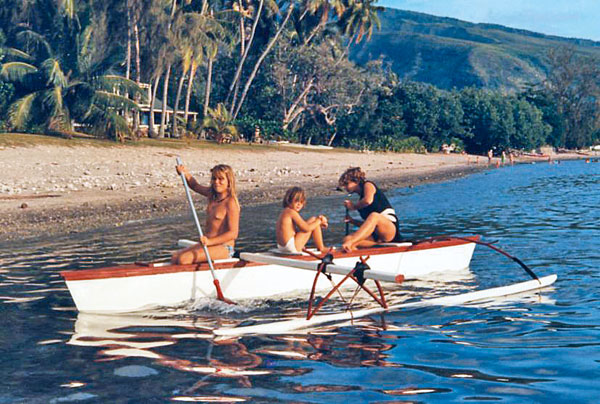 Sophie passe son enfance
en Nouvelle-Calédonie puis à Tahiti,
où elle prend goût à la navigation dans les pirogues à balancier et à bord du voilier de ses parents.