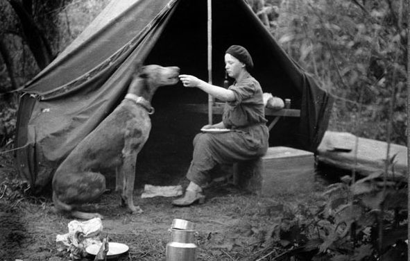 Henriette Liberge, dite « Boule », femme de chambre et  maîtresse de l’écrivain, et du chien Olaf 