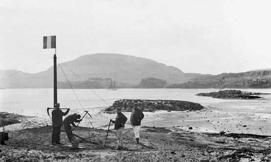 Une mission de marins français sur les îles Kerguelen le 8 janvier 1893.