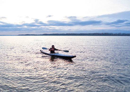 Adrien Clémenceau à bord de son kayak de mer, un Narak 470.